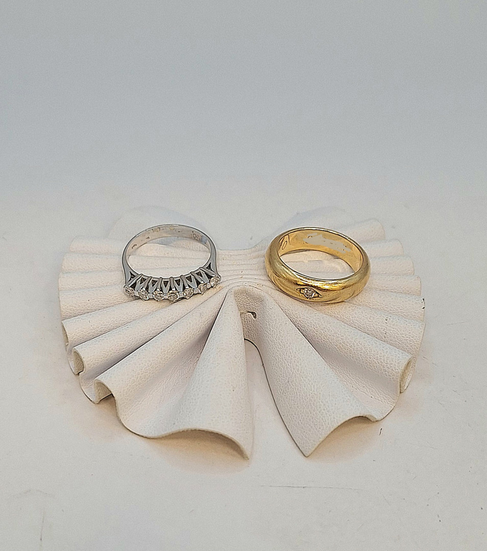 Due anelli oro diamantini