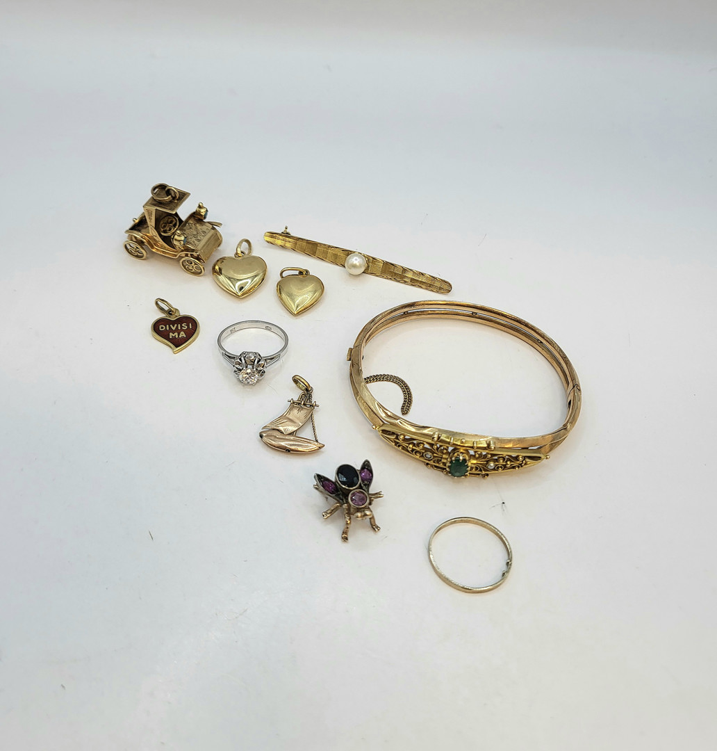 Vari oggetti oro pietre smalto argento 