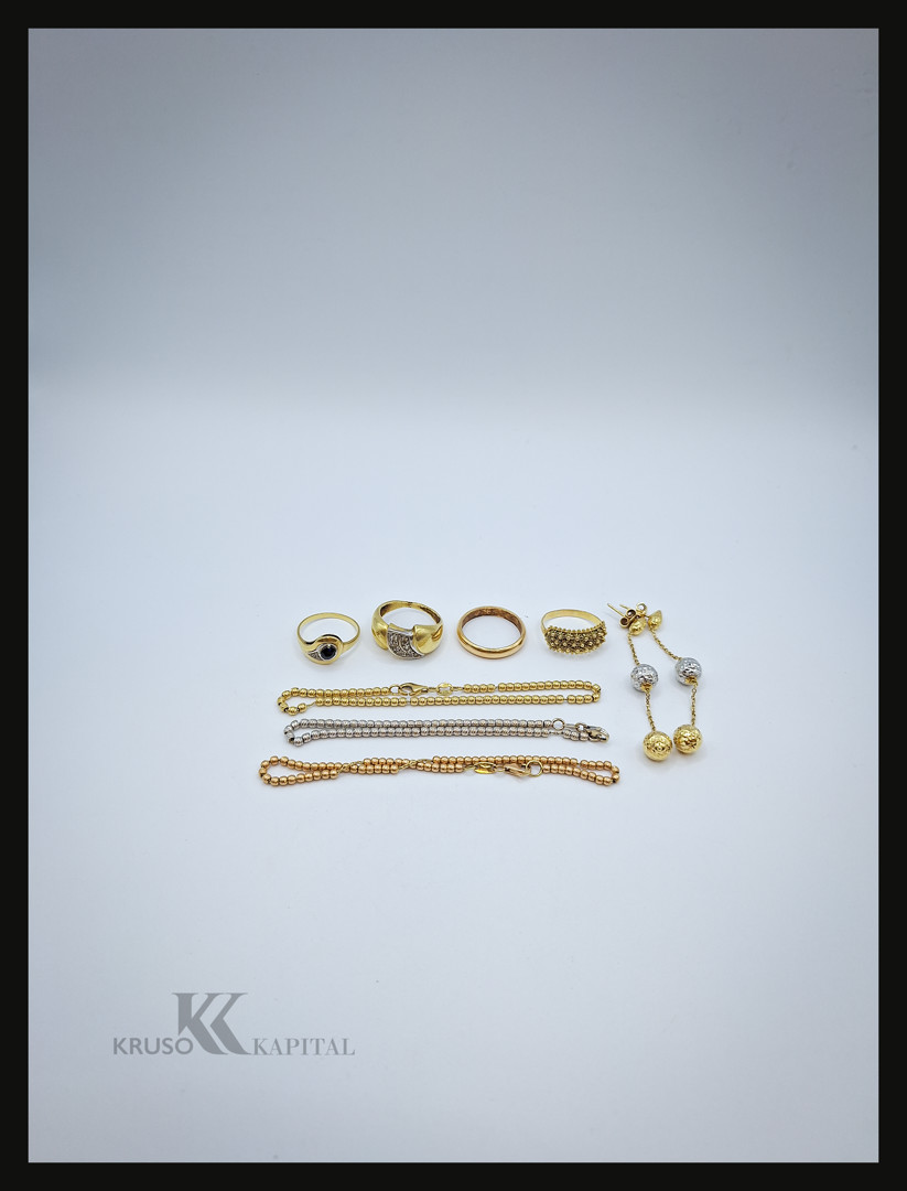 Vari oggetti in oro pietre diamanti