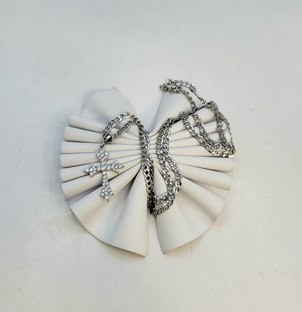 Collana e croce oro pietre