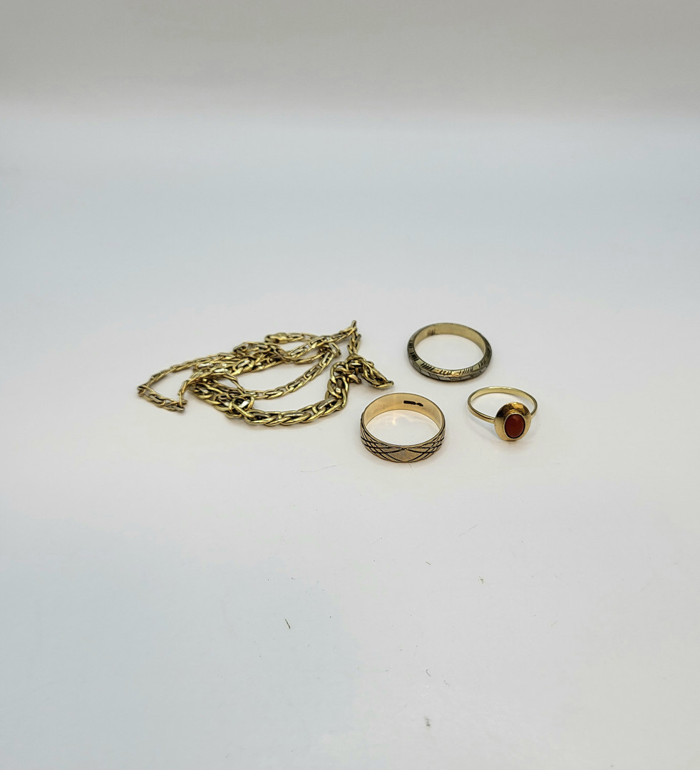 Vari oggetti oro pietra