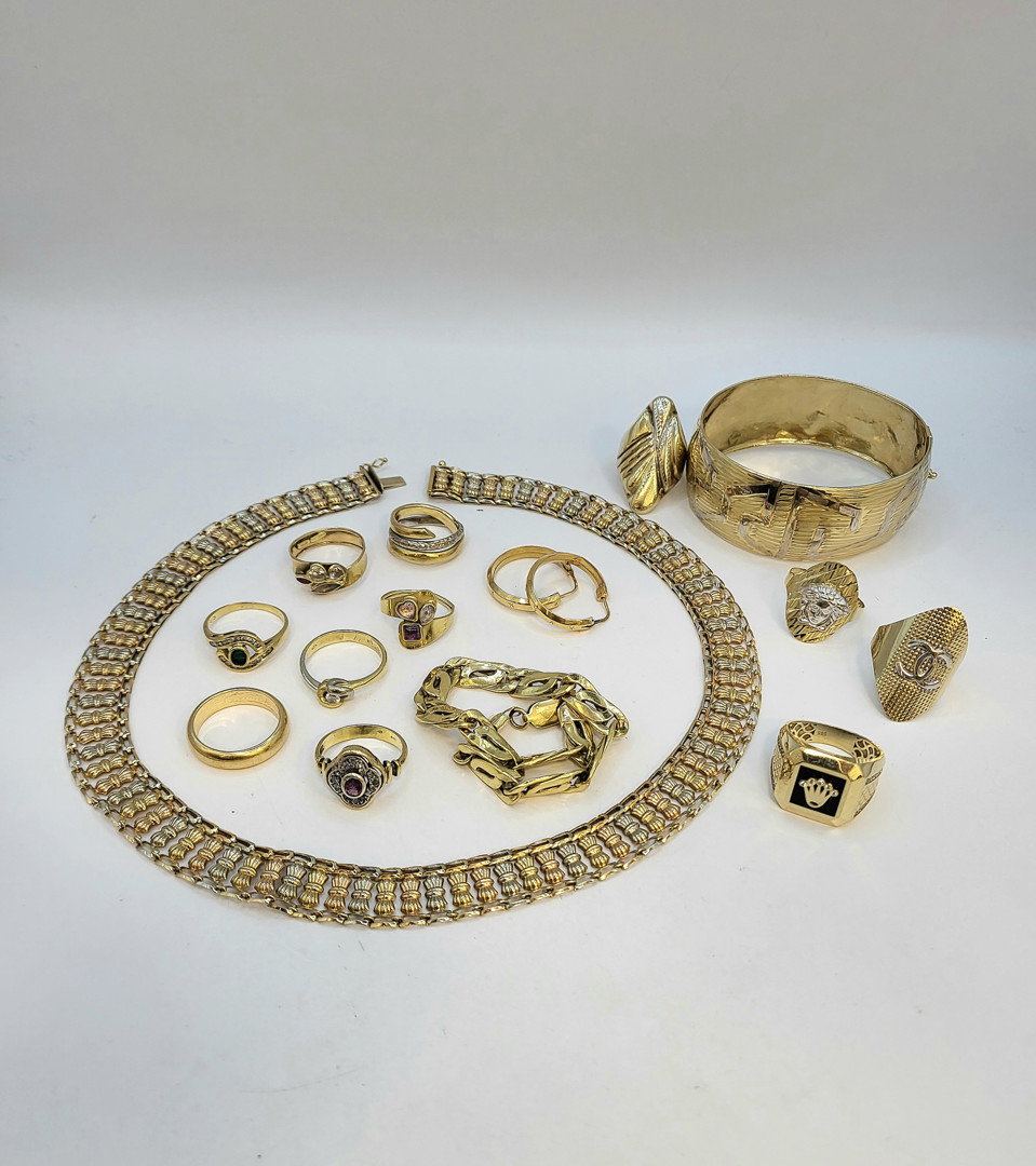 Vari oggetti oro pietre diamantino