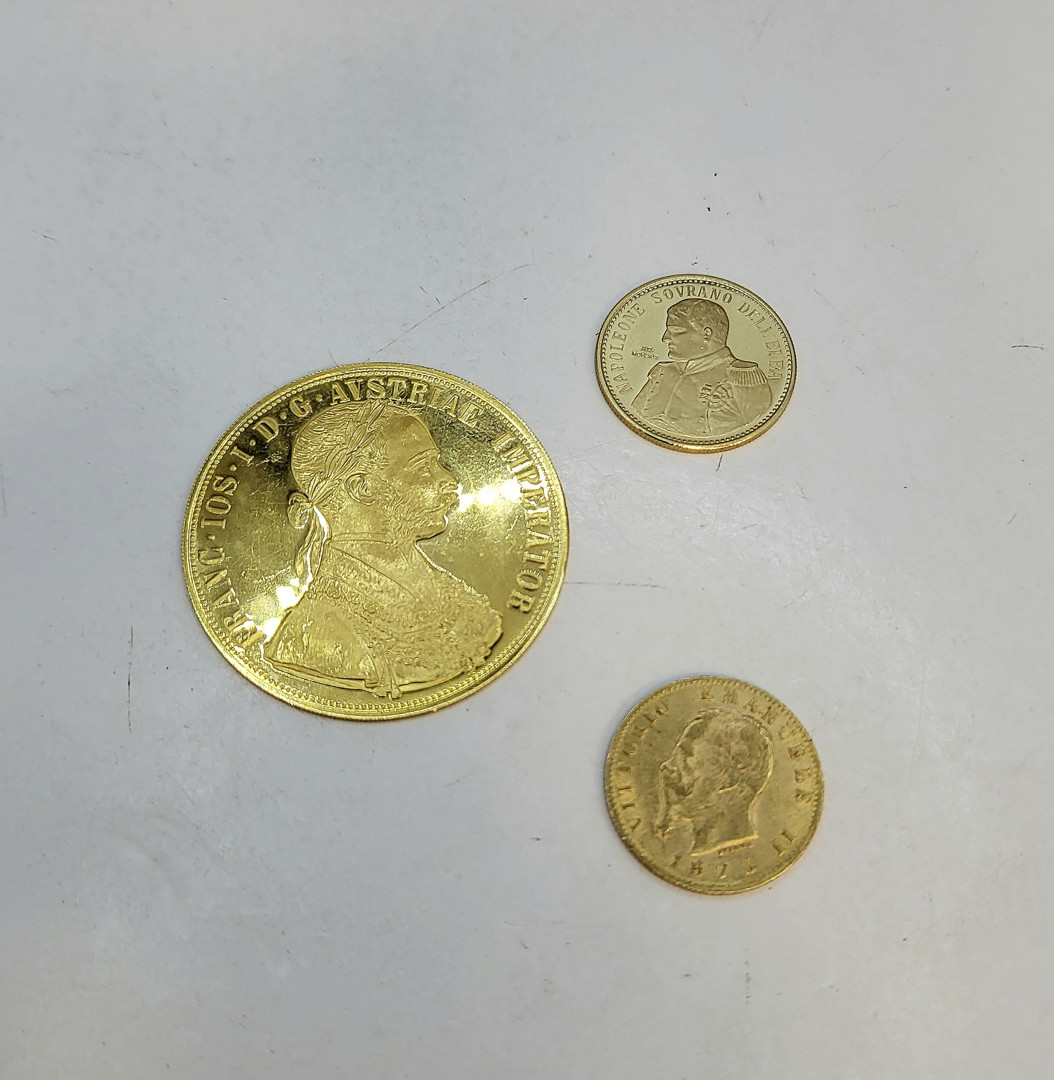 Pezzo e due monete oro