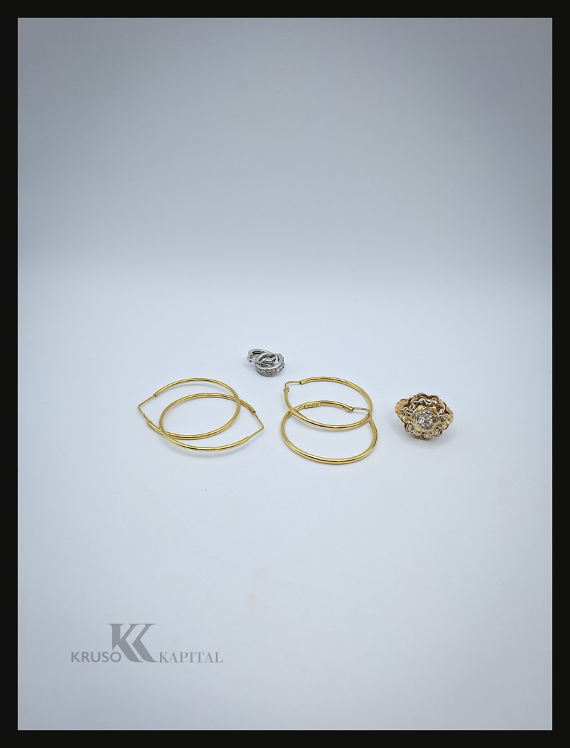 Anello e tre paia di orecchini oro pietre