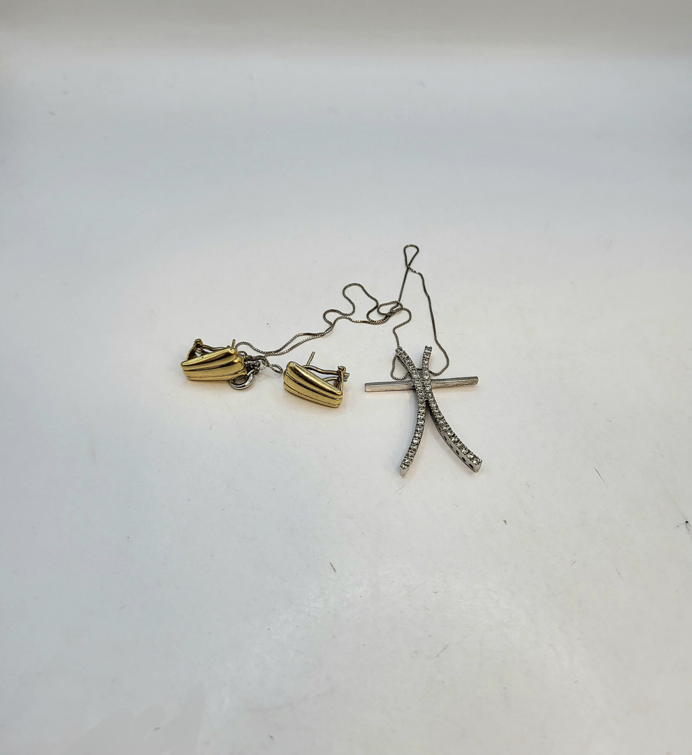 Vari oggetti oro pietre