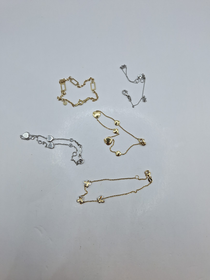 Cinque bracciali in oro 