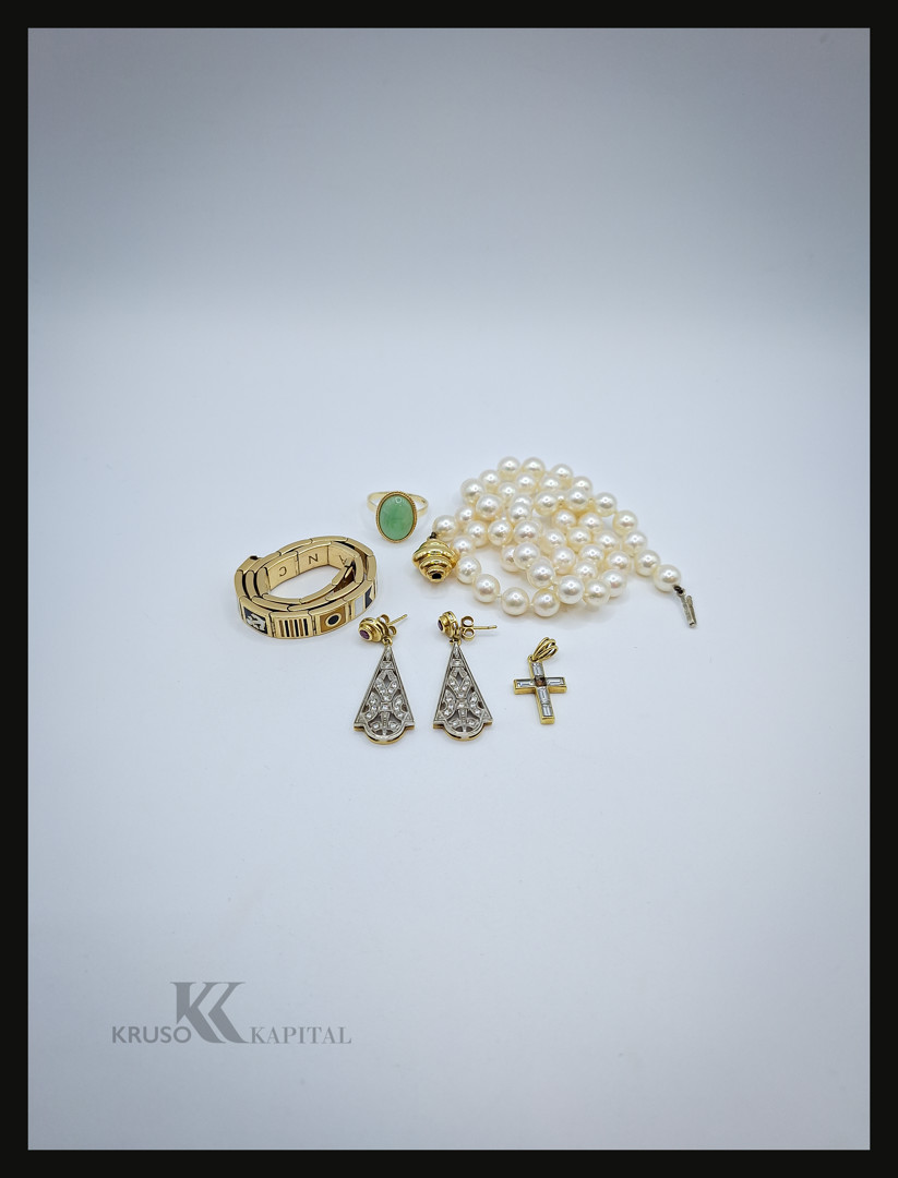 Vari oggetti in oro argento diamanti smalti perle