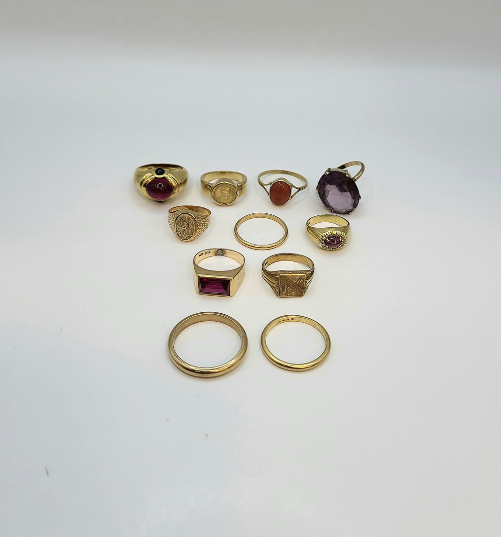 Undici anelli oro pietre 