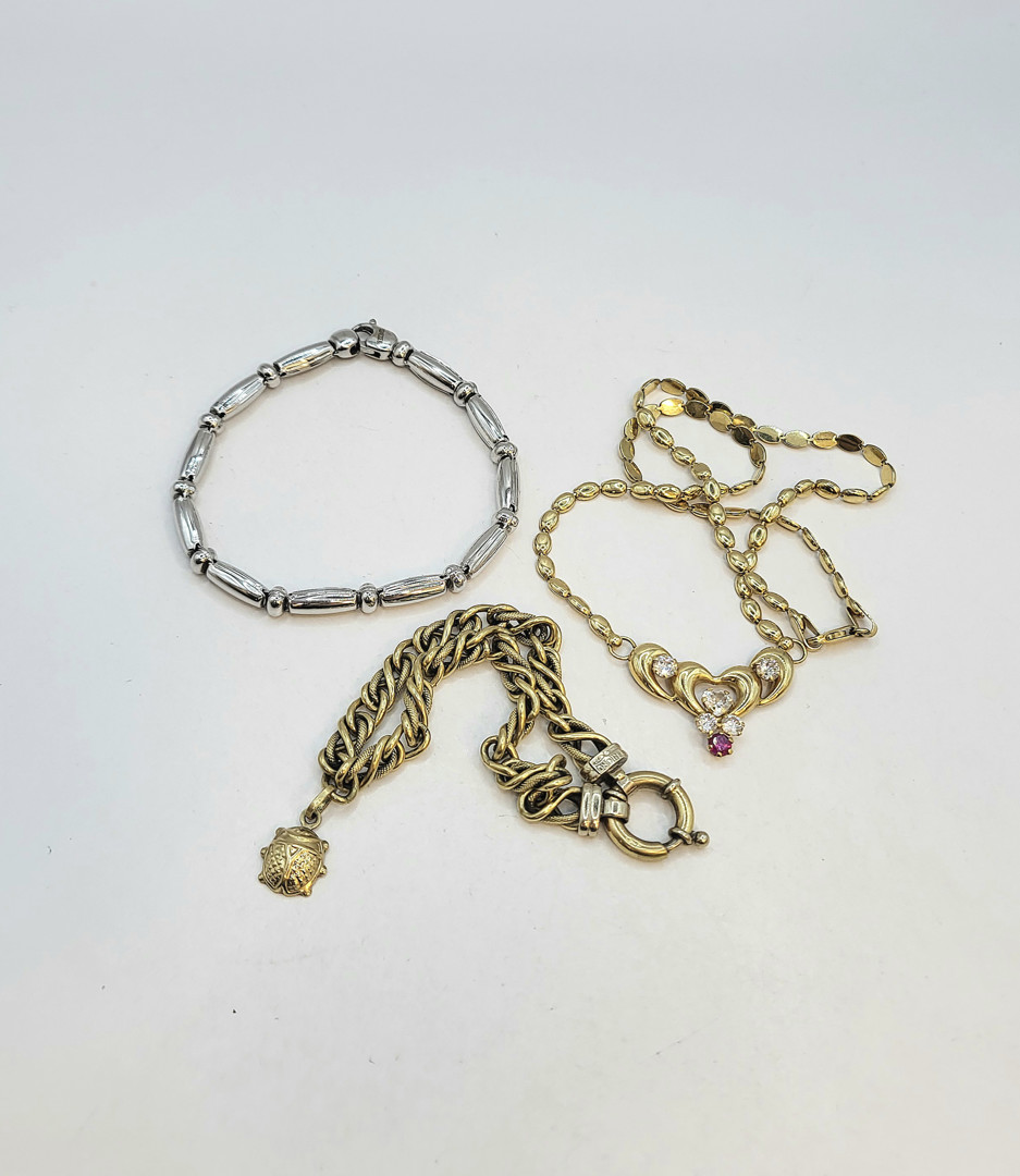 Collana e due bracciali (uno a firma Chimento) oro pietre