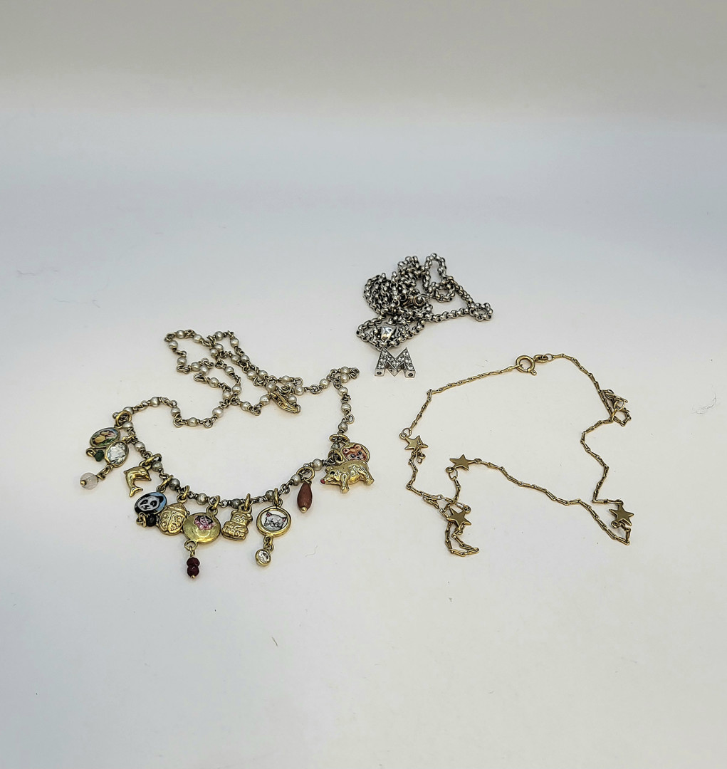 Tre collane e ciondolo oro smalto pietre perline