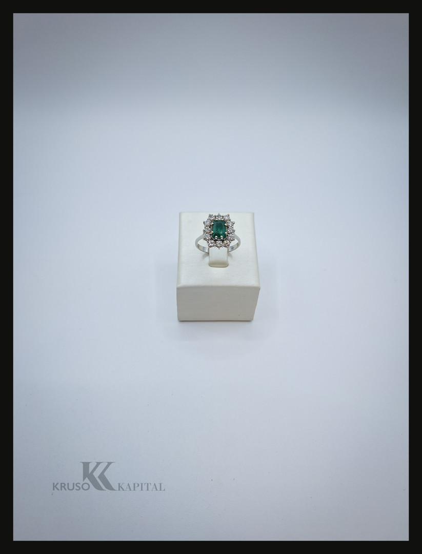 Anello oro con pietra e diamanti