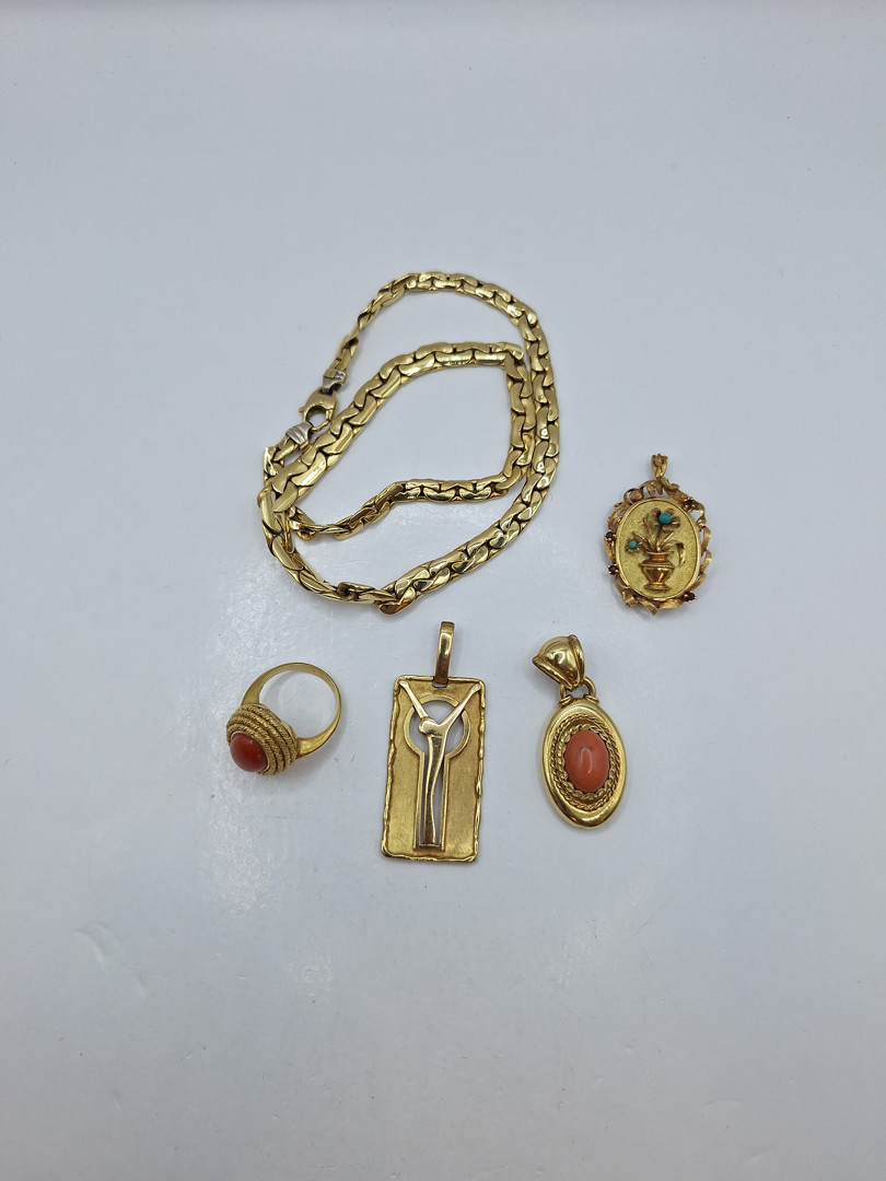 Vari oggetti in oro pietre