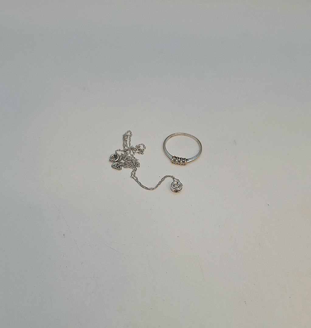 Anello e catenina con ciondolo oro diamantini