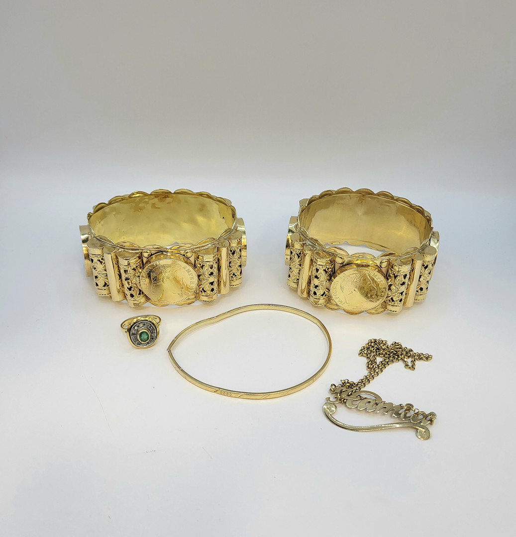 Vari oggetti in oro argento pietra diamanti