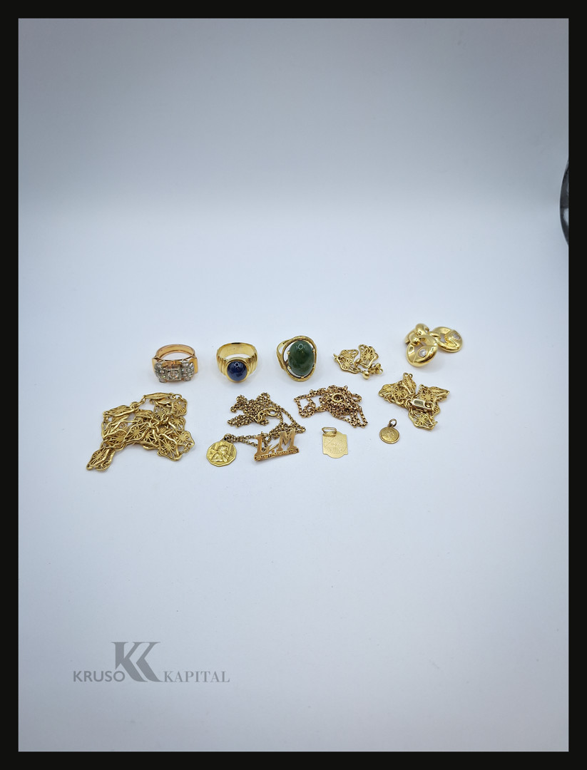 Vari oggetti in oro diamantini pietre