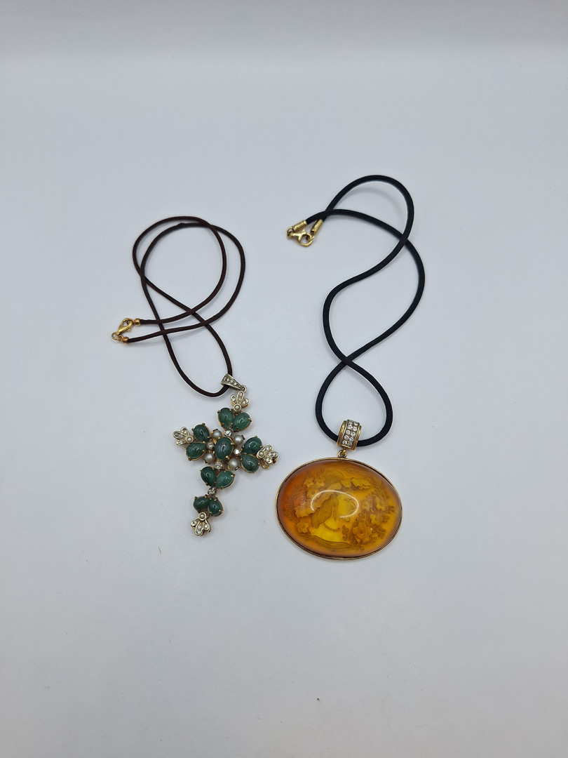 Vari oggetti oro pietre perline diamanti seta