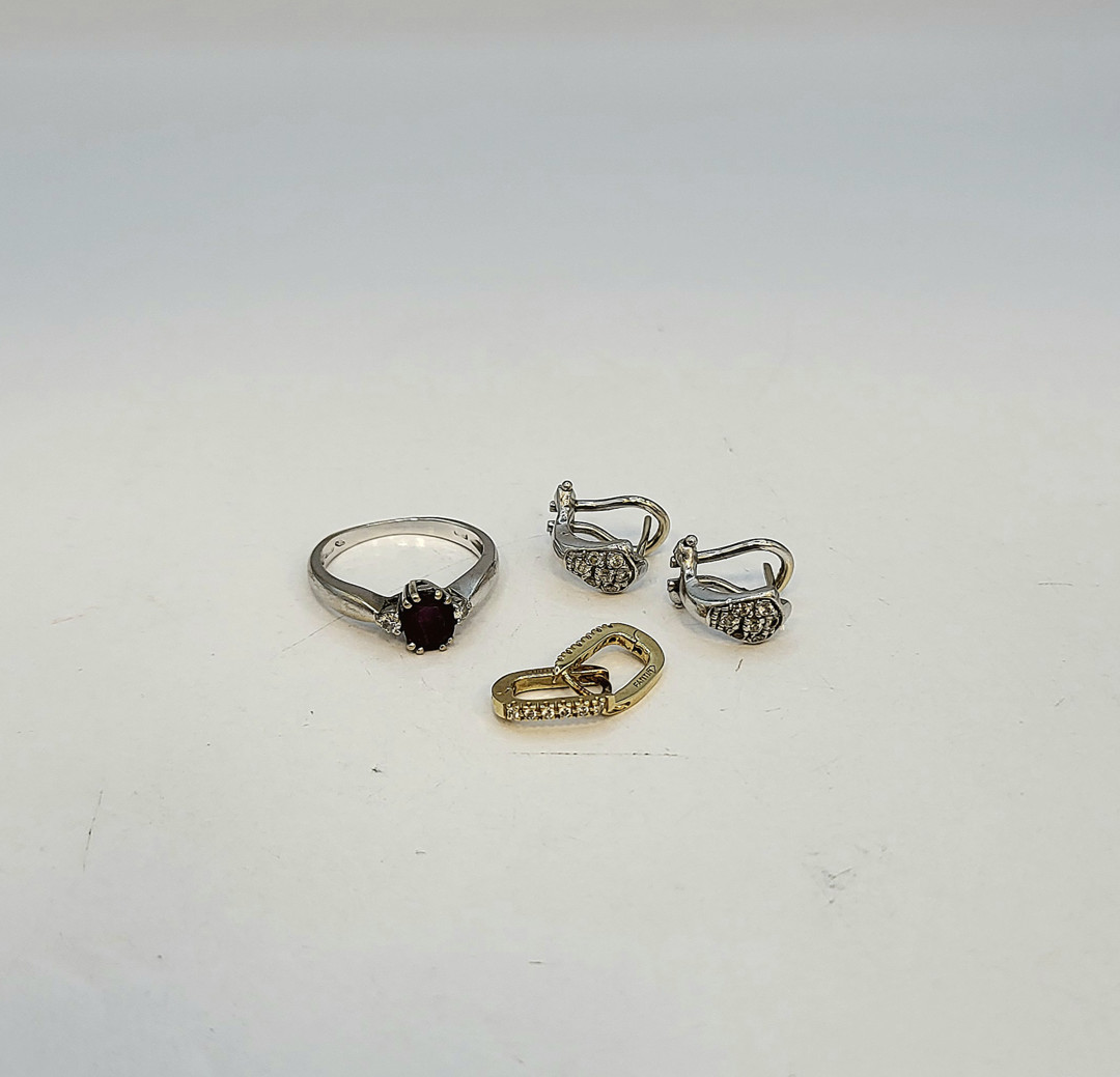 Due paia orecchini e anello oro diamanti pietra