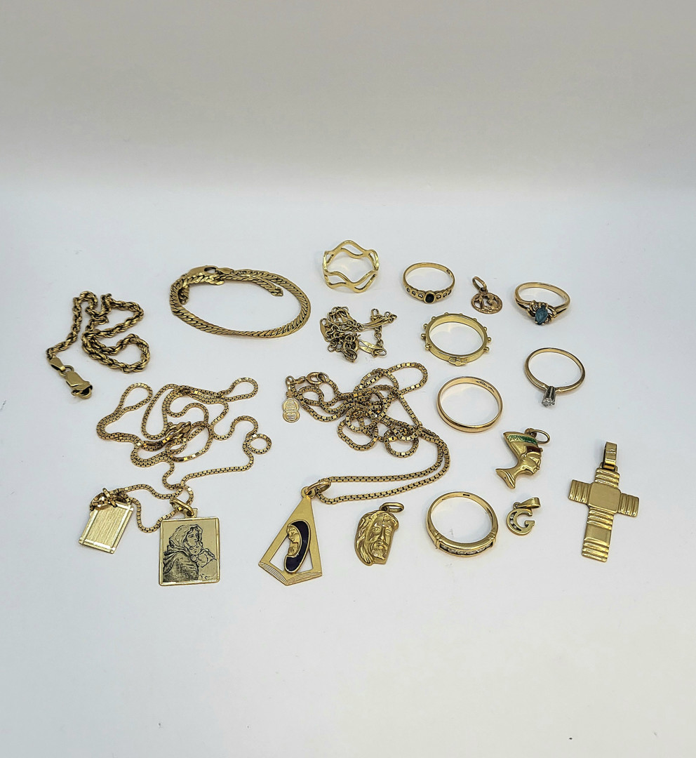 Vari oggetti in oro pietre diamantini 