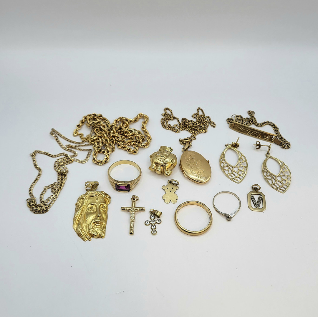 Vari oggetti oro diamanti pietre