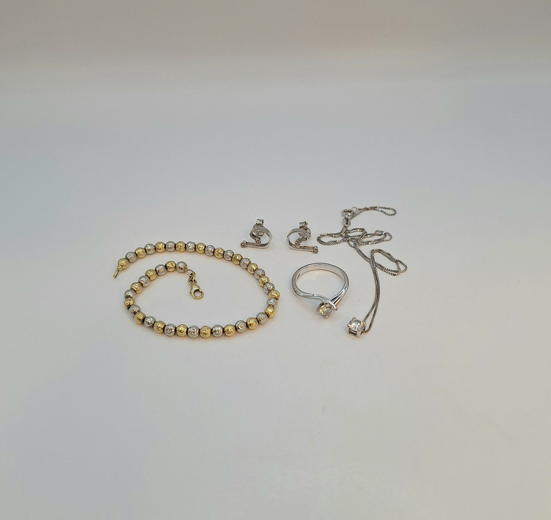 Vari oggetti oro pietre diamante