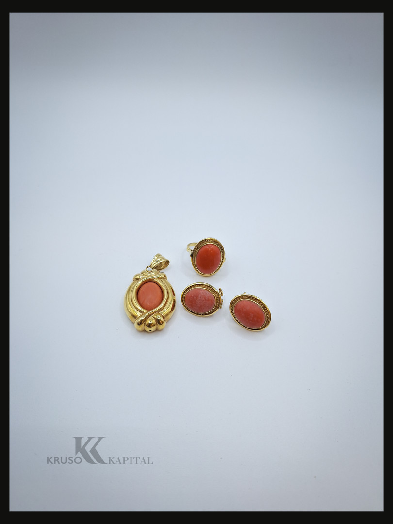 Un paio orecchini anello e ciondolo oro coralli