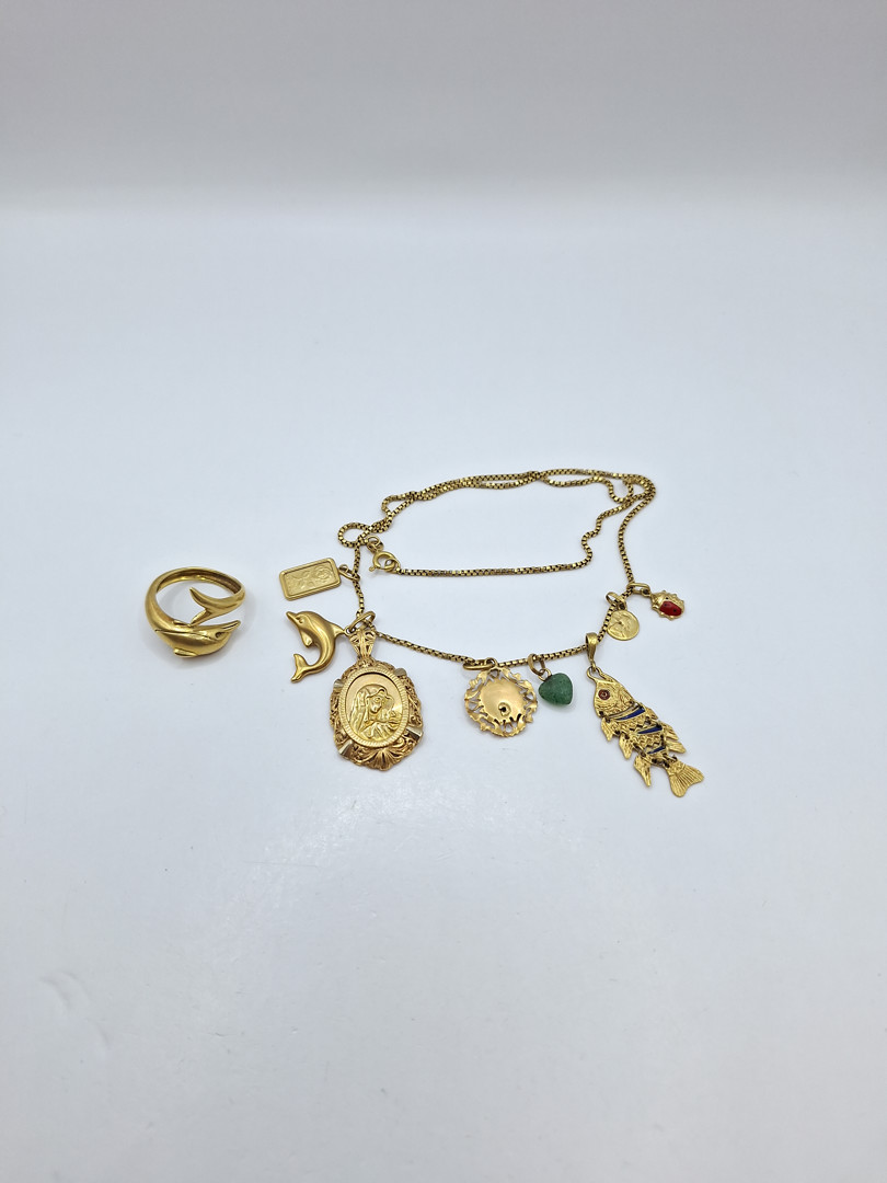 Collana anello e otto ciondoli in oro pietra
