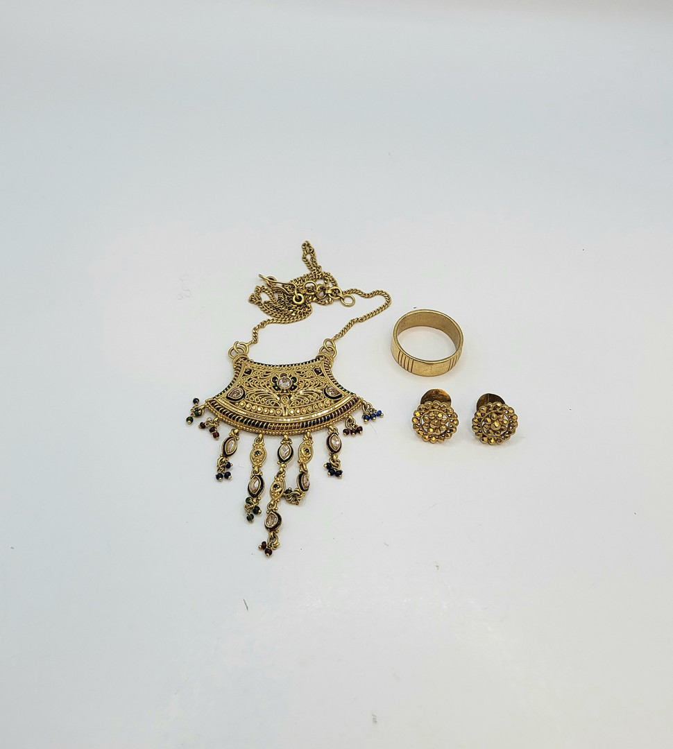 Vari oggetti oro smalto pietre