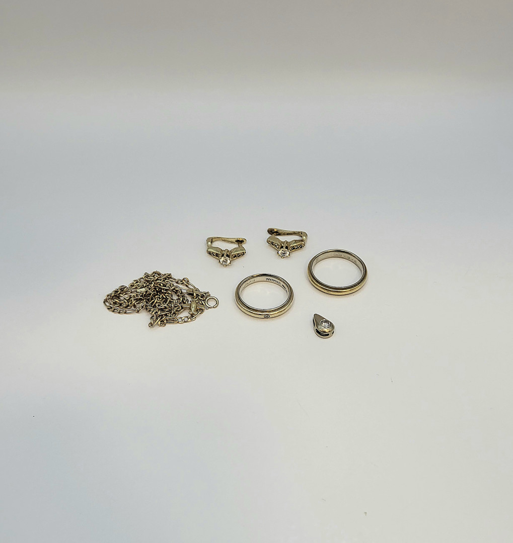 Vari oggetti oro diamanti pietre