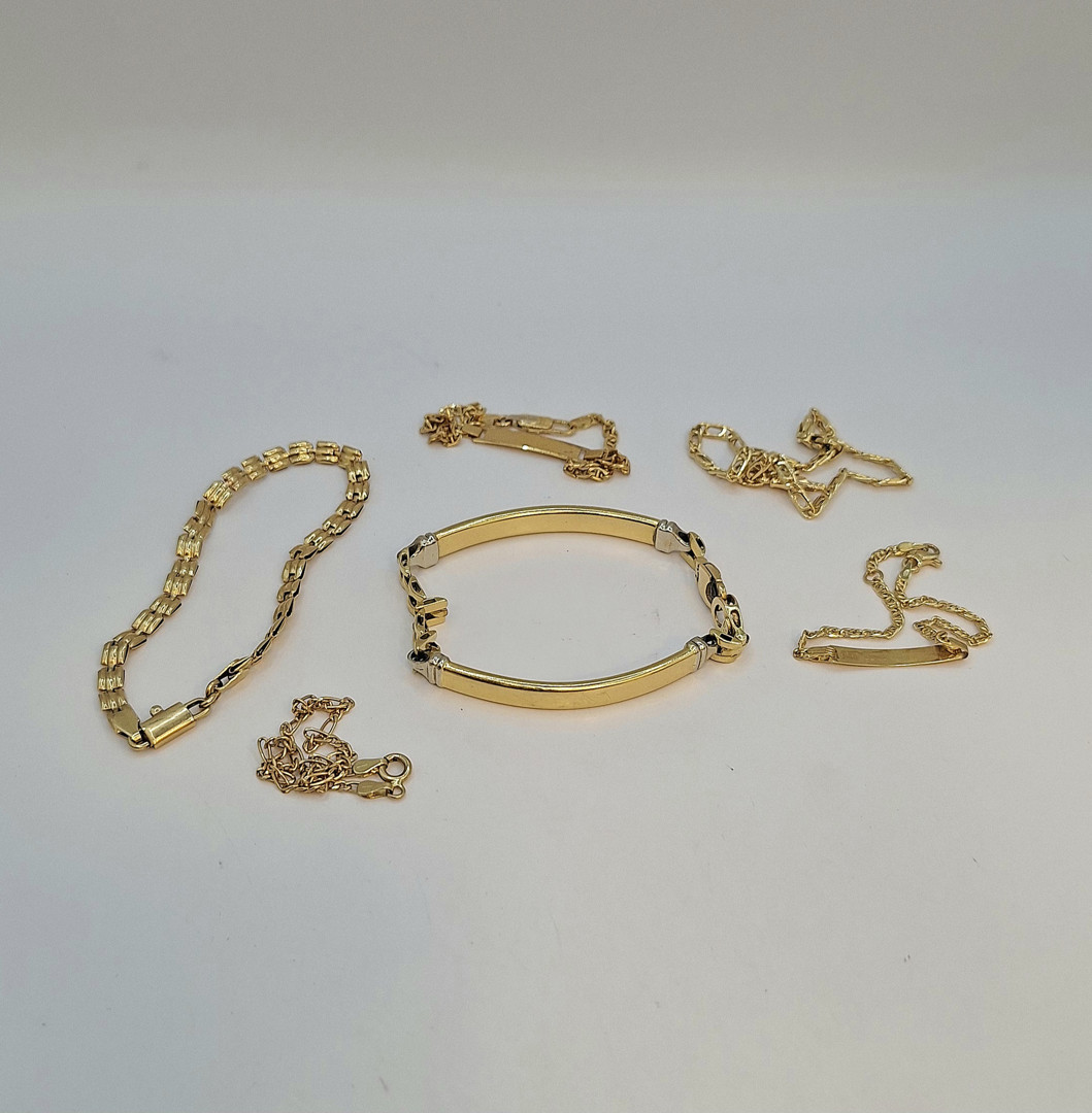 Sei bracciali e ciondolo oro