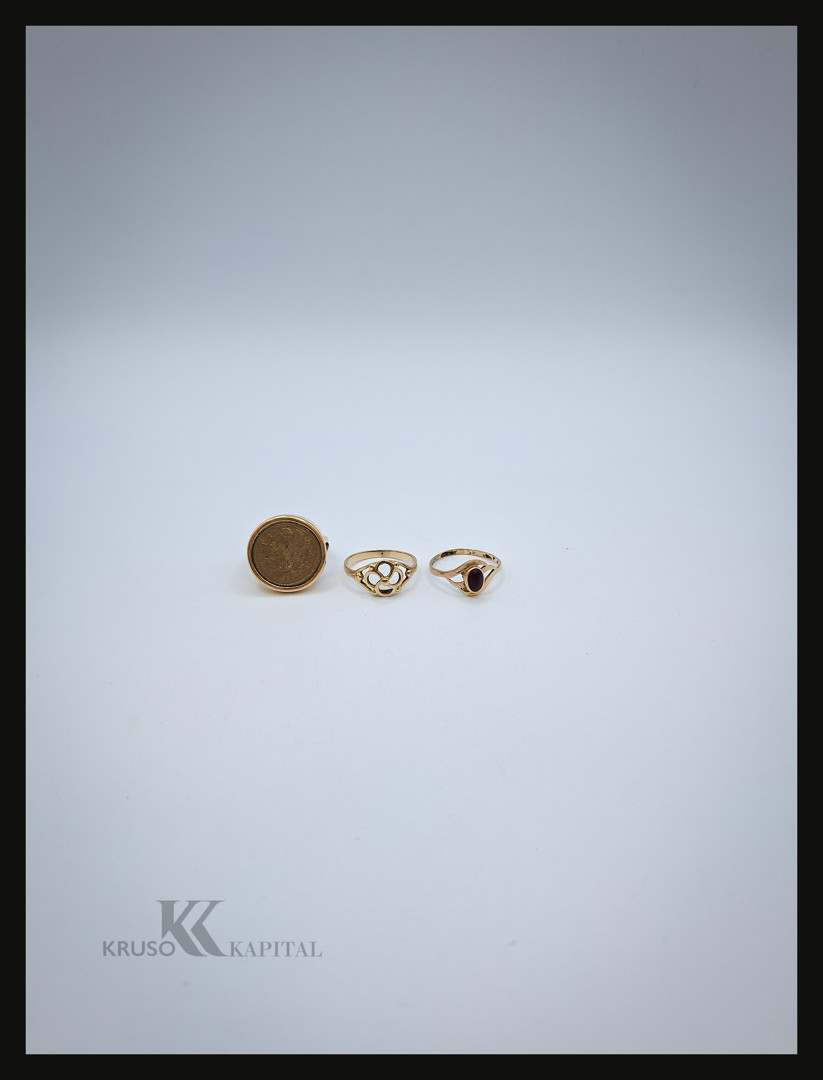 Tre anelli oro metallo pietra