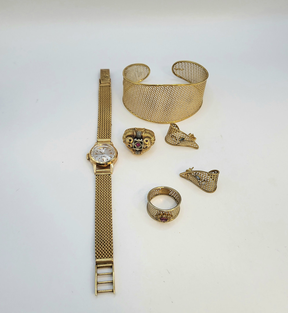 Vari oggetti in oro pietre diamantini 