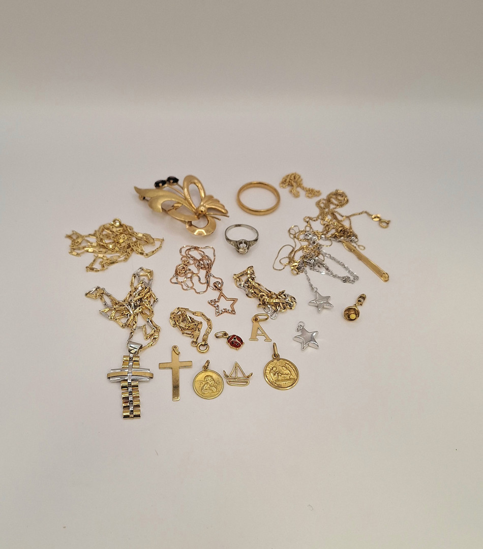 Vari oggetti in oro pietre diamantino