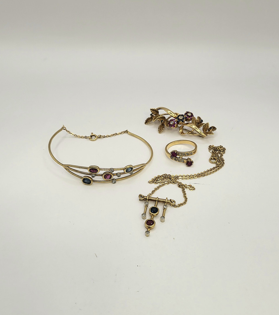 Vari oggetti oro pietre diamantini 