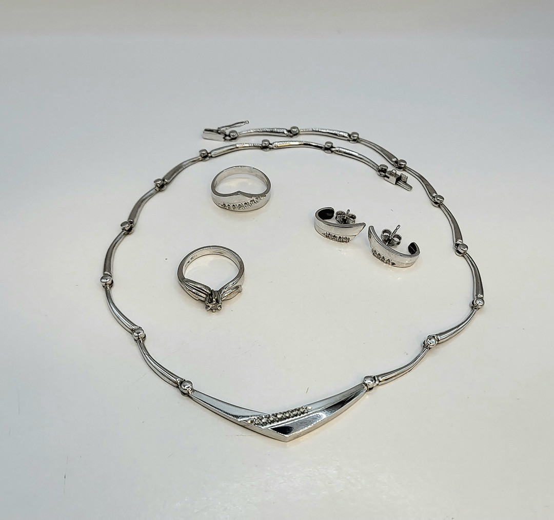 Vari oggetti oro pietre diamantini