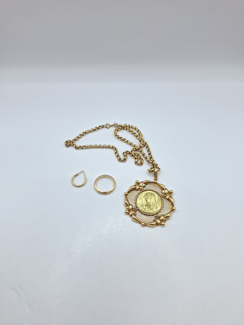 Anello collana  ciondolo e orecchino in oro 