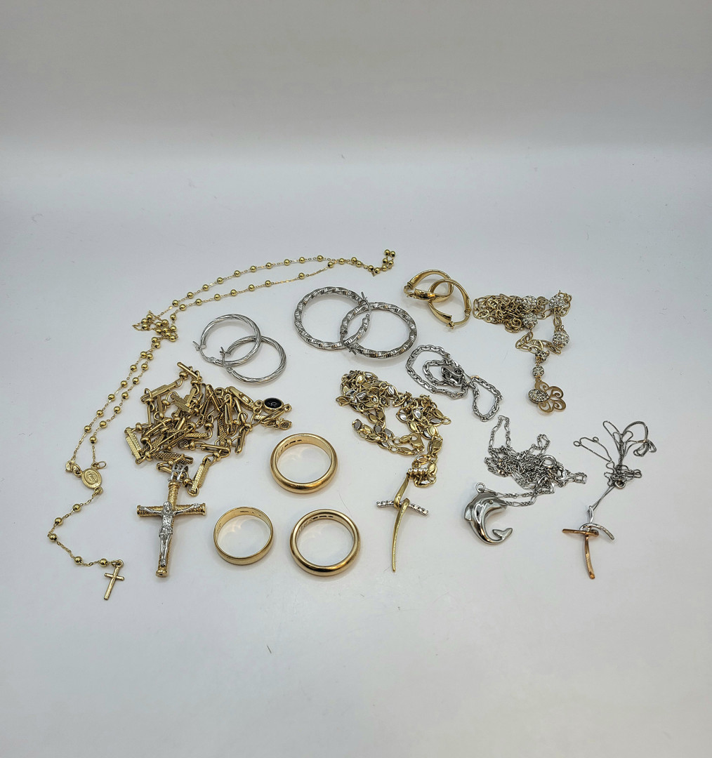 Vari oggetti oro pietre