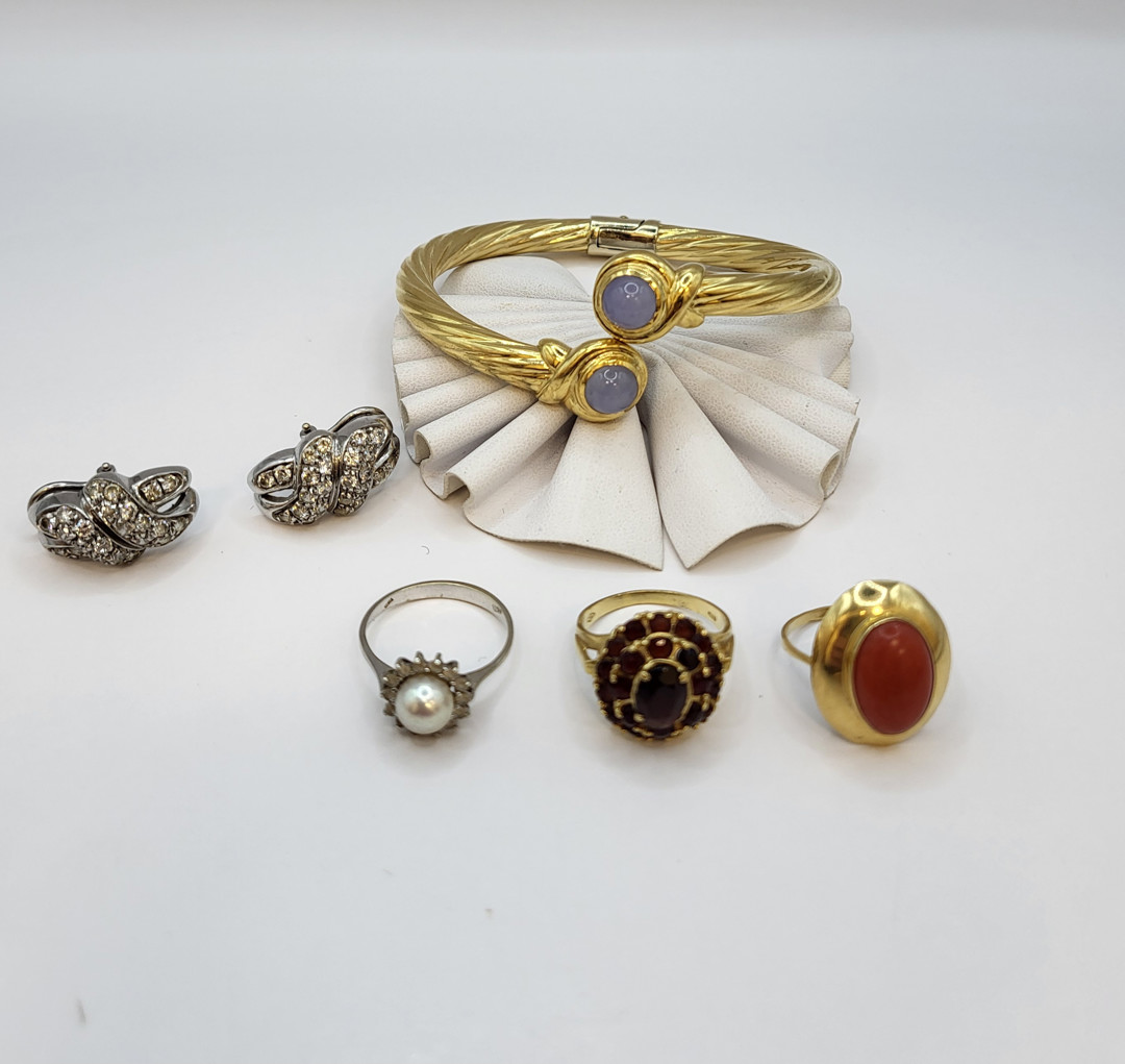 Vari oggetti oro pietre perla 