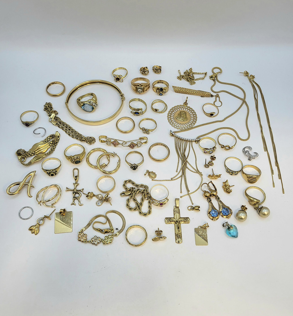 Vari oggetti in oro pietre 