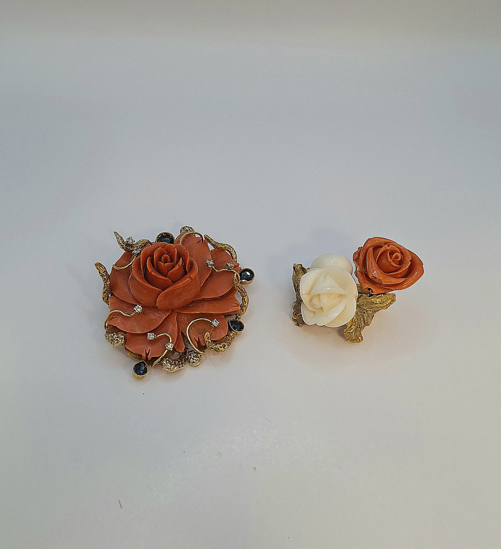Anello e spilla oro coralli pietre diamanti