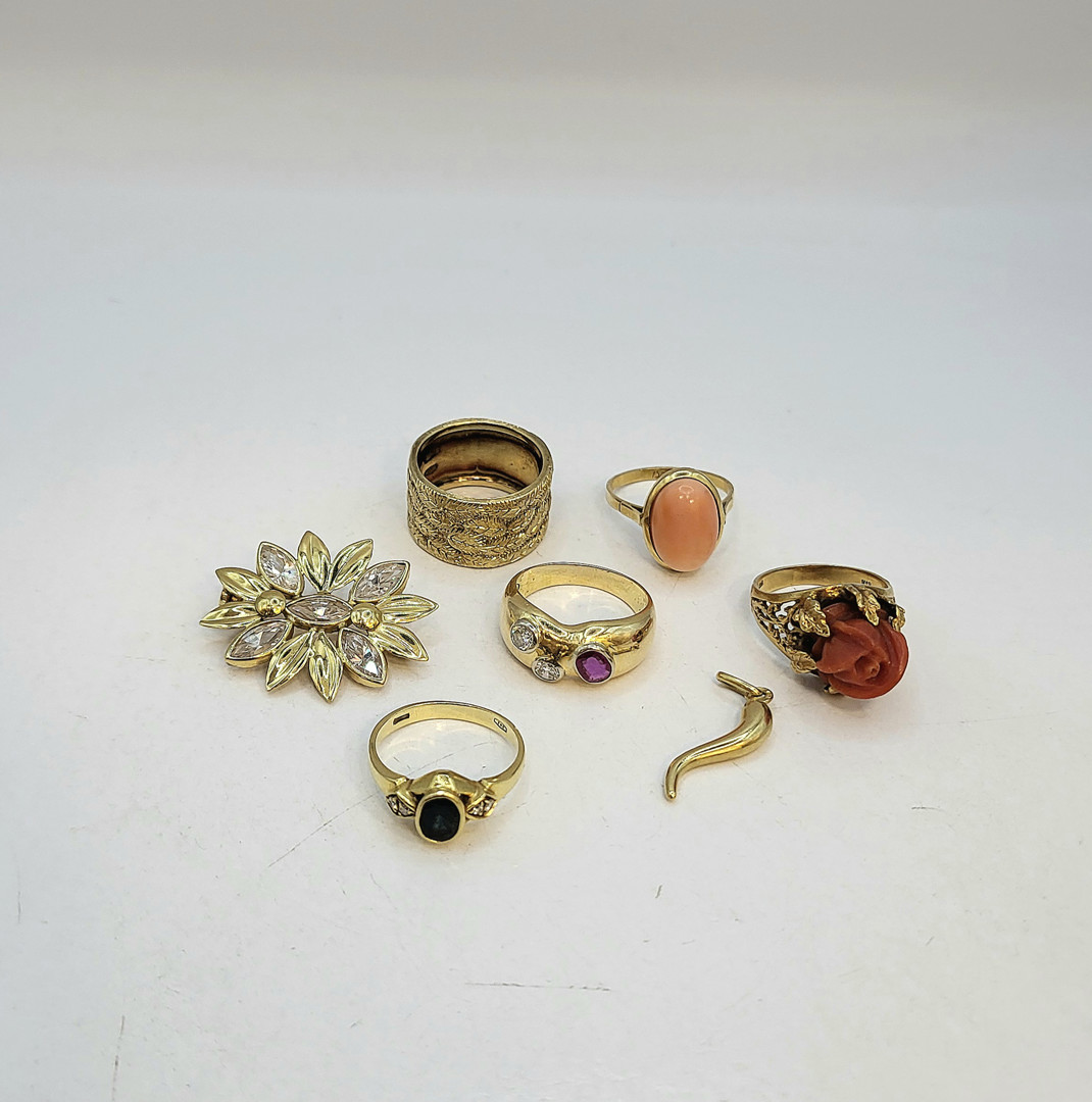 Vari oggetti oro pietre diamantini