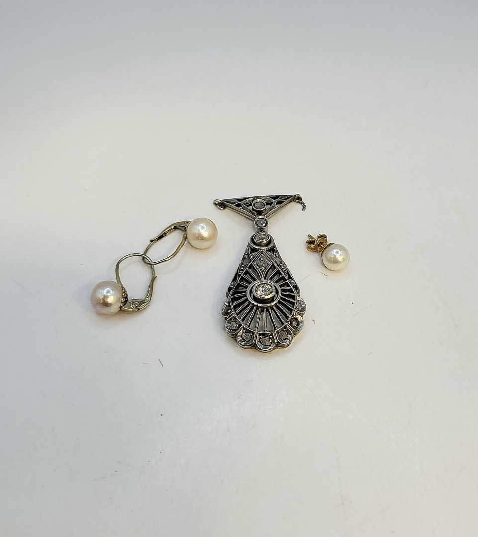 Tre orecchini pezzo oro argento diamanti
