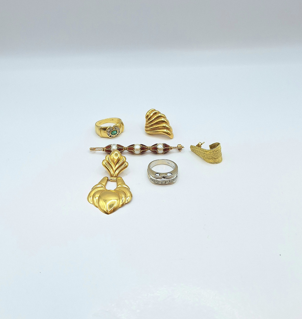 Vari oggetti in oro pietre perle diamantini