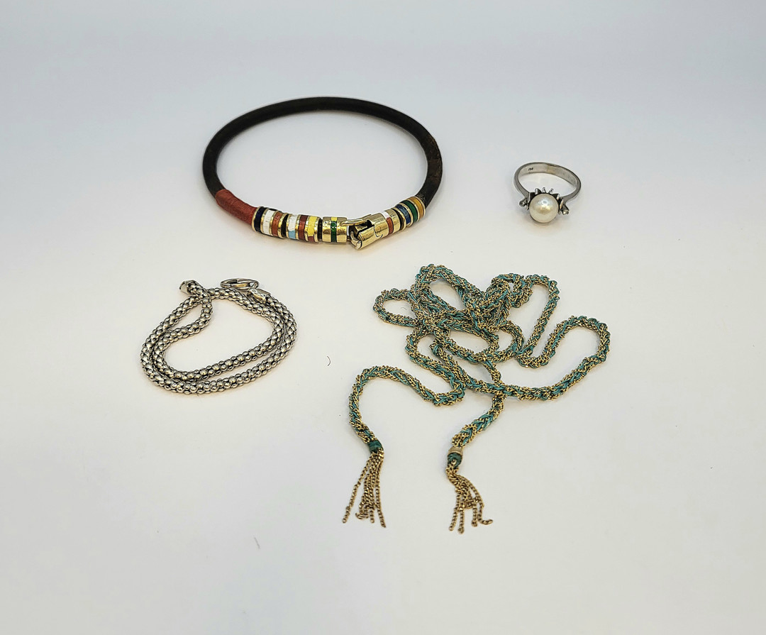 Oggetti in oro con perla coltivata pietre smalto