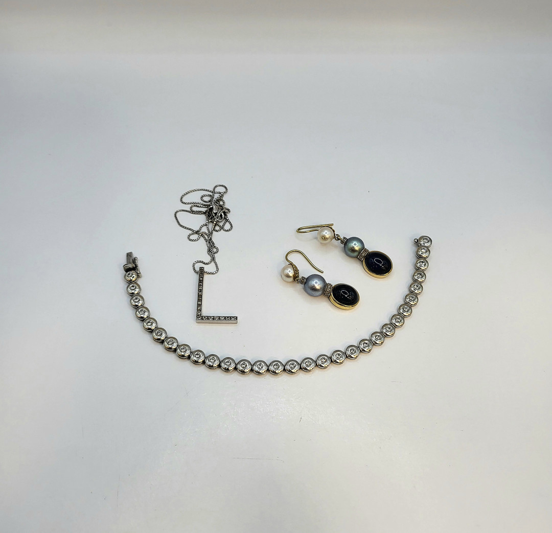 Vari oggetti oro pietre diamantini perle