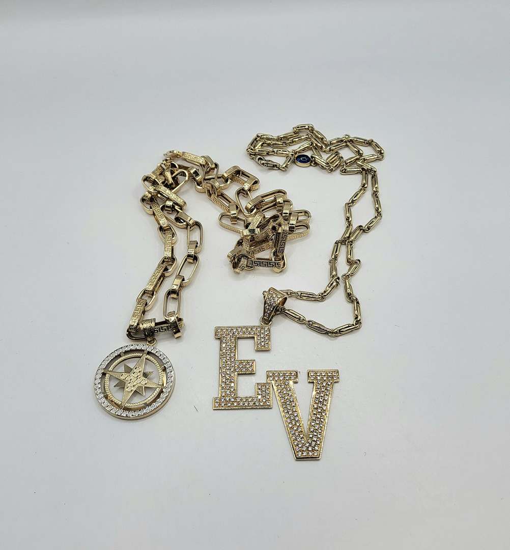 Due collane e due ciondoli oro pietre