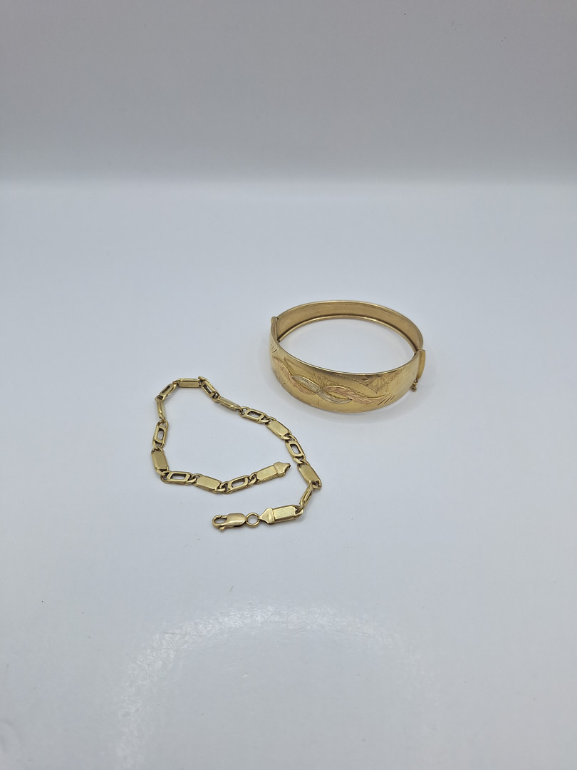 Un paio di bracciali oro