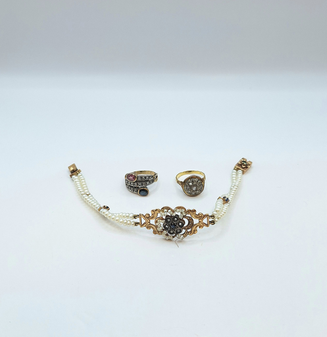 Due anelli e bracciale oro argento pietre diamanti perline