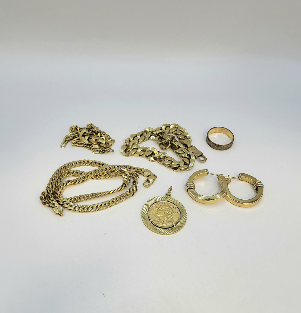 Vari oggetti in oro 