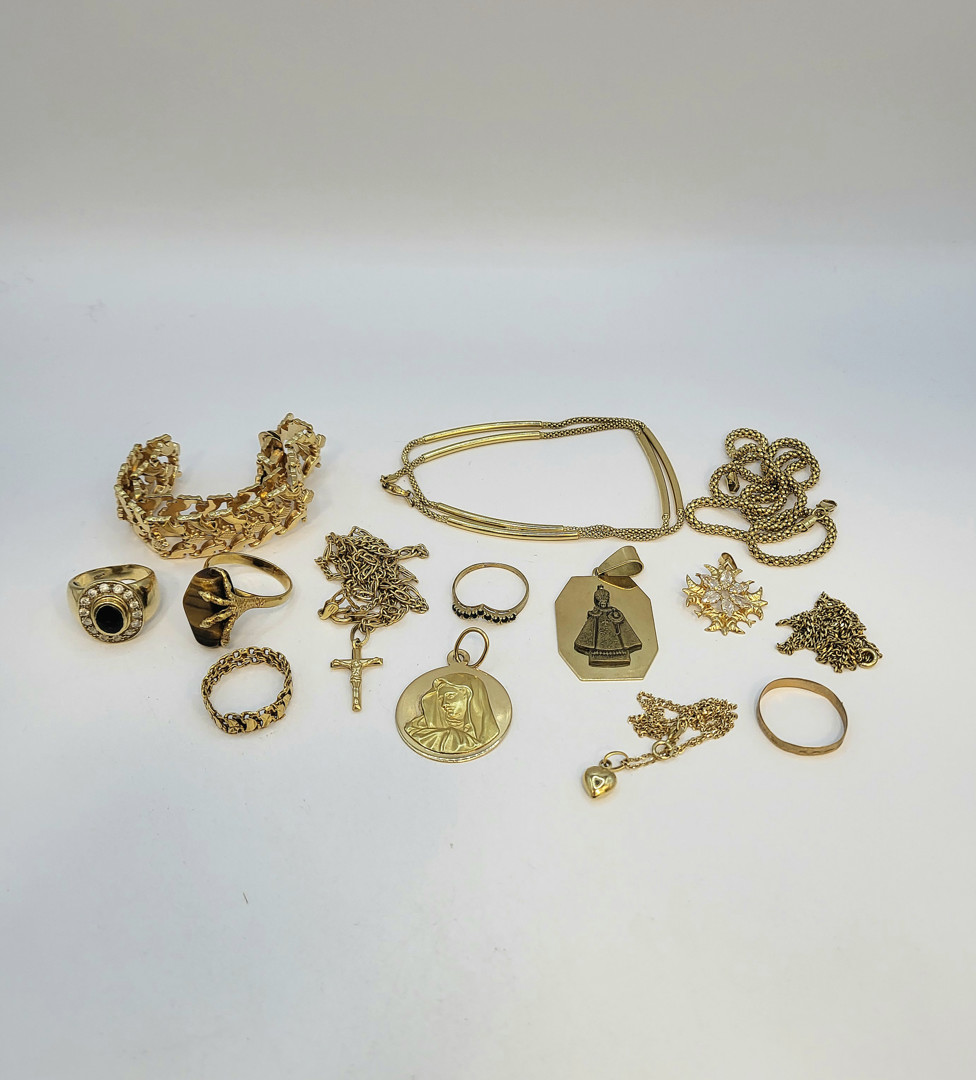 Vari oggetti in oro pietre 