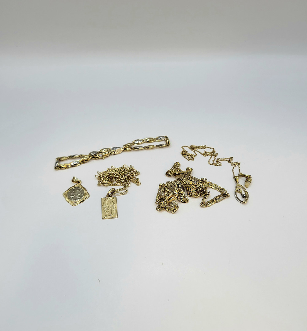 Vari oggetti oro pietra